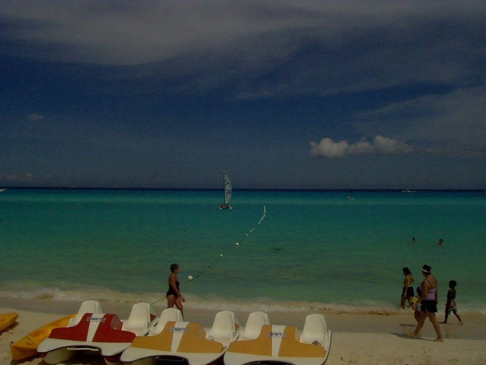 Feiner Sandstrand, türkisblaues Merr Hotel Riu Playacar