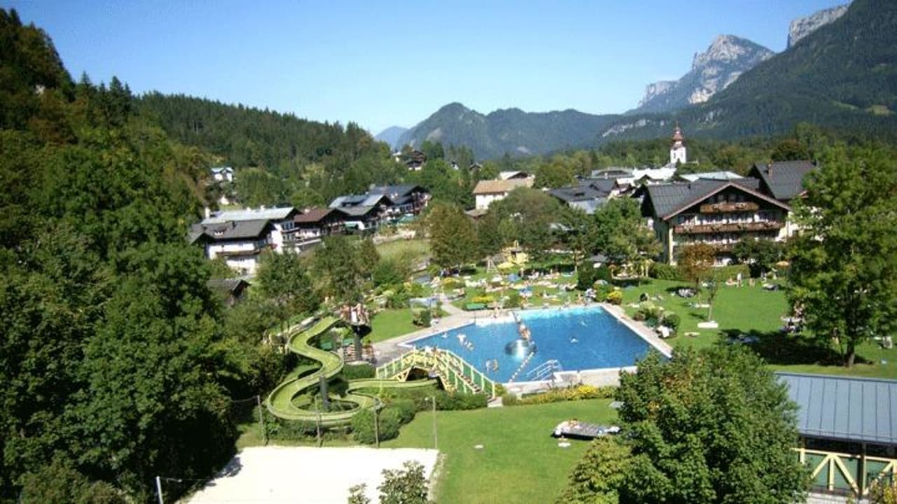 Gesamtansicht vom Steinbergbad mit der Gasthof-Pension Hotel - Wirts'haus Zum Schweizer