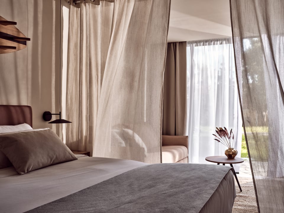 Zimmer Domes Aulūs Zante, Autograph Collection