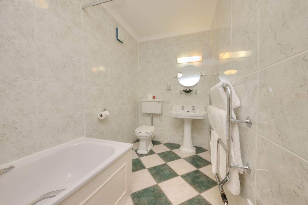 Zimmer Muthu Newton Hotel