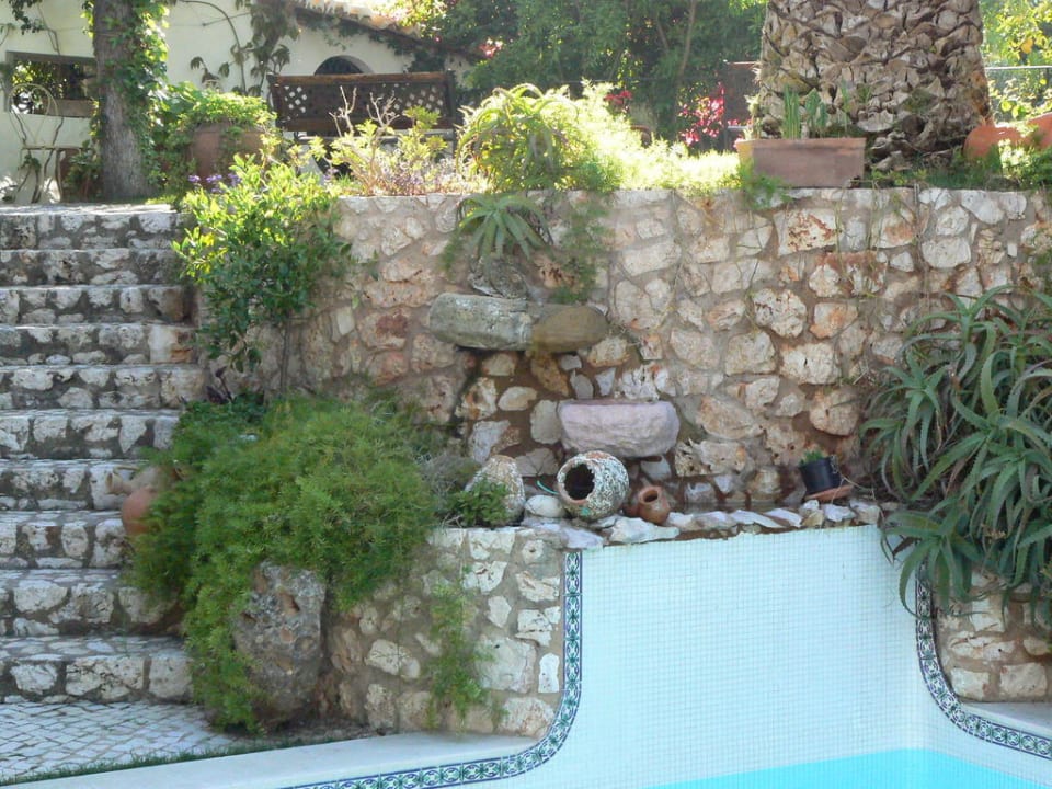 Kleiner Wasserfall am Pool Hotel A Beira Sol