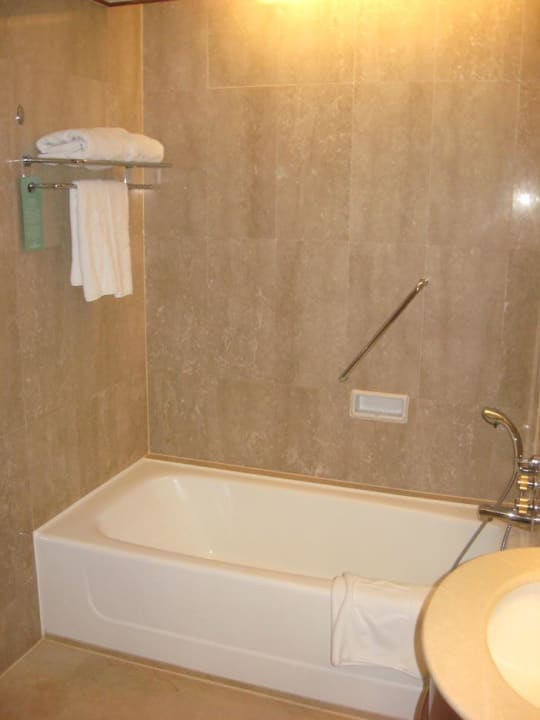 Badezimmer im Garden Wing Hotel Shangri-La Rasa Sayang Resort