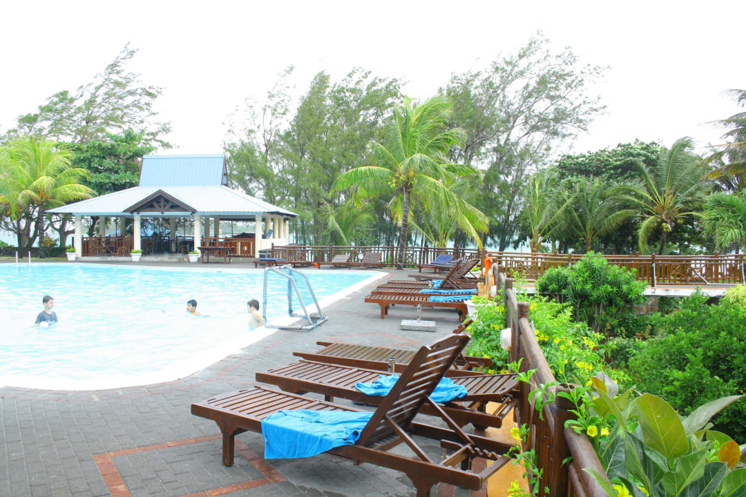 Pool Le Peninsula Bay Beach Resort & Spa