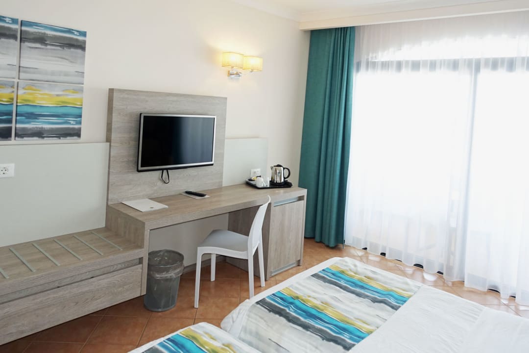 Schreibtisch mit Minibar, TV und Kofferablage im Zimmer 331 Riviera Spa Resort - Adults Only