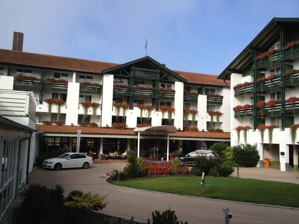 Einfahrtsbereich, rechts Hausgarage Hotel Das Ludwig