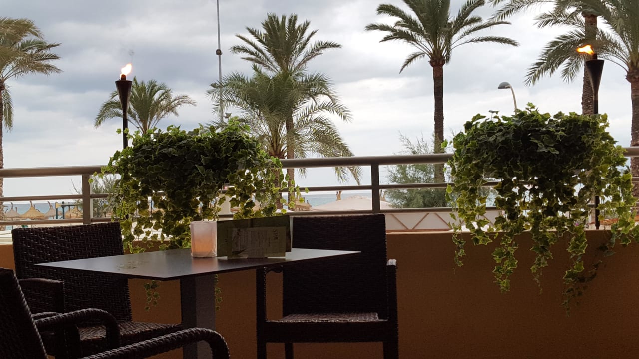Relaxen im Außenbereich allsun Hotel Pil-lari Playa