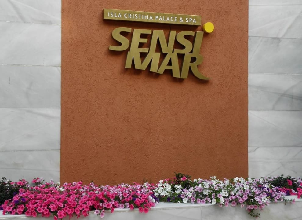 Am Hoteleingang TUI BLUE Isla Cristina Palace