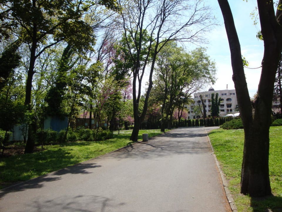 Blick vom Meerespark auf das Hotel Grand Hotel & SPA Primoretz