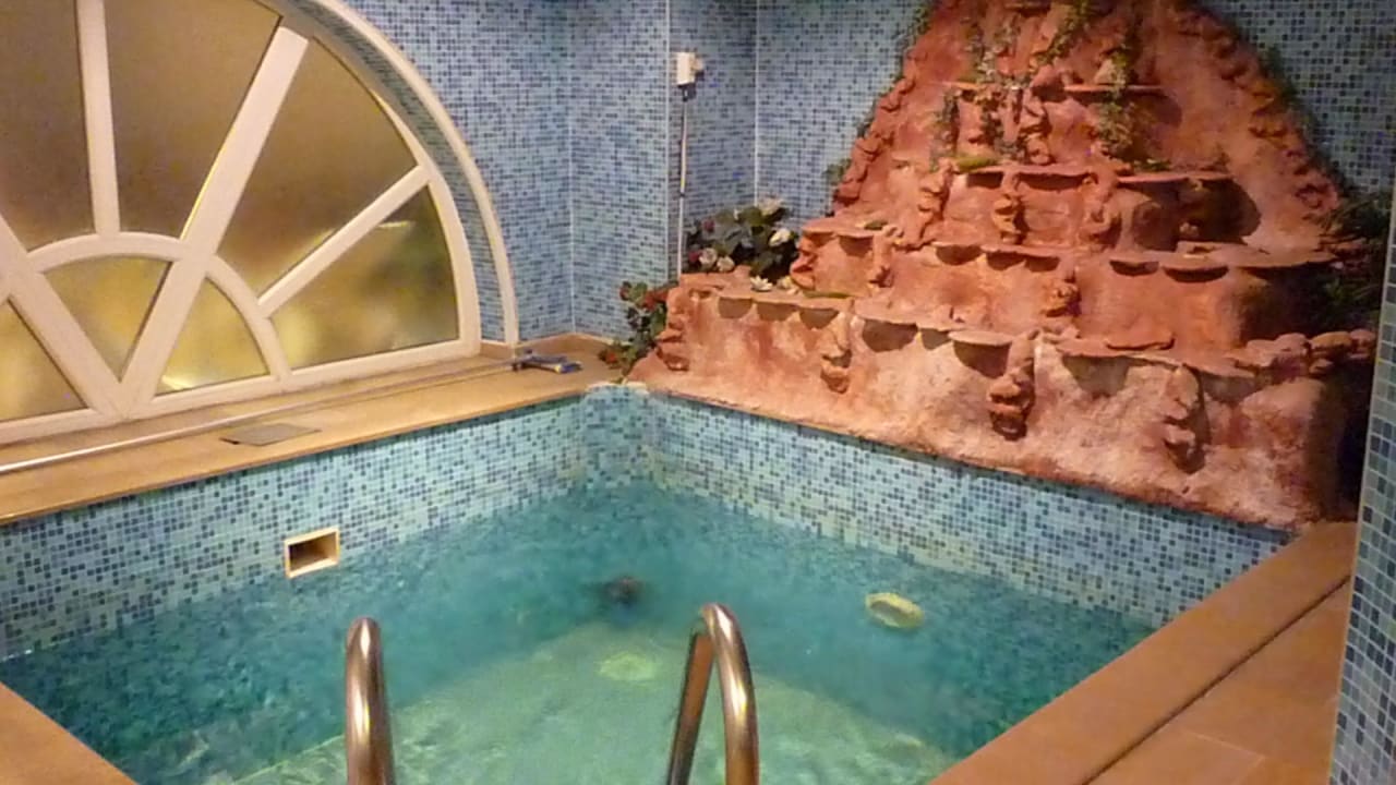 Kleiner Indoorpool Hotel Black Bird