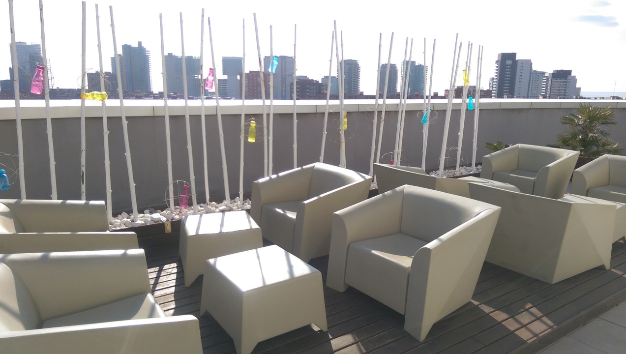 Poolbar im März Hotel Barcelona Condal Mar Affiliated by Meliá