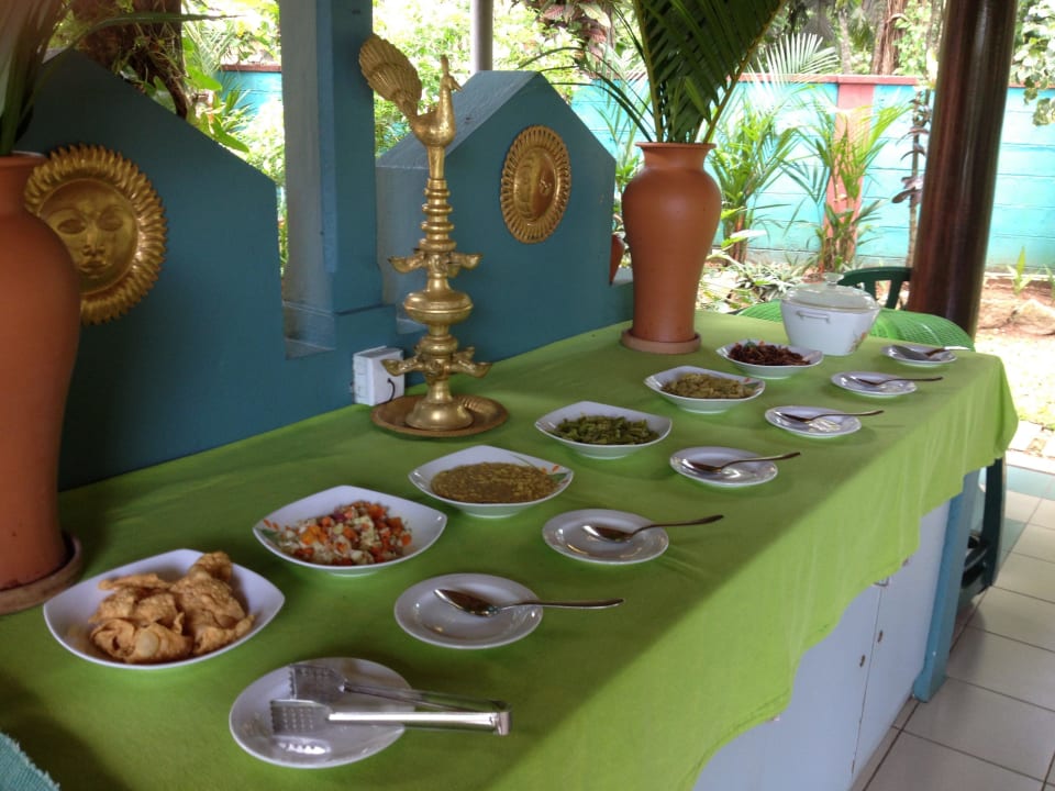 Unser vegetarisches Büffet mit leckeren Currys Spring of Life Ayurveda Resort