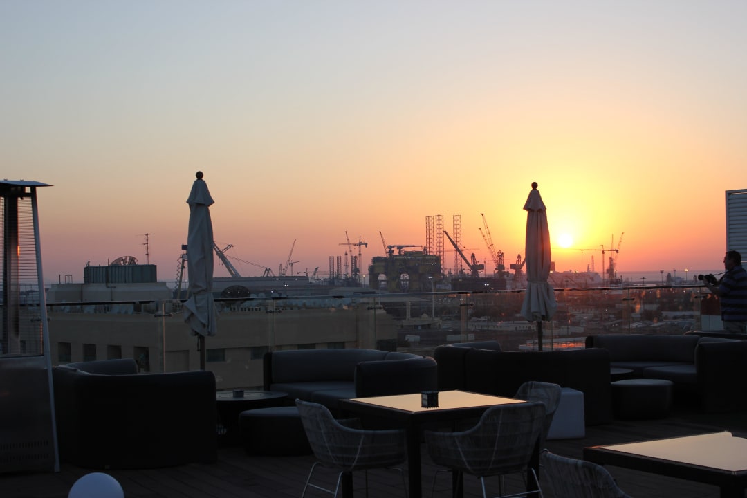 Ausblick auf industrielle Küste The Canvas Hotel Dubai MGallery By Sofitel