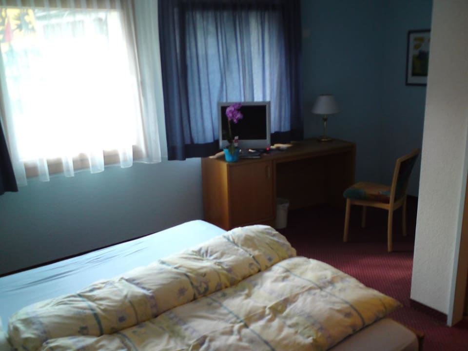 Ansicht in das Zimmer von der Türe aus Hotel Meiringen