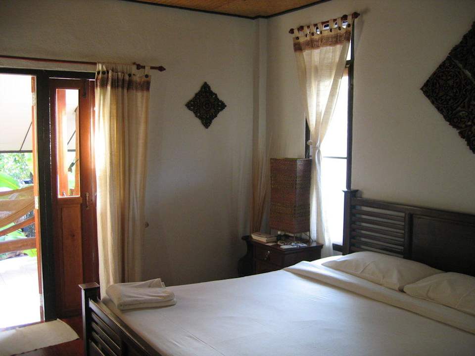 Schlafzimmer mit Blick zur Terrasse Varinda Garden Resort