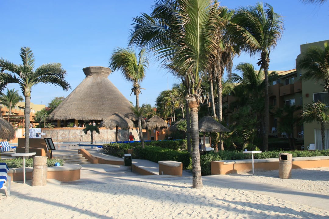 Blick vom Strand auf Pool und Bar Viva Azteca by Wyndham - All Inclusive Resort
