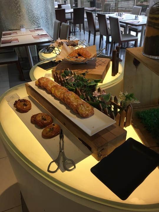 Gastro The Royal Pacific Hotel & Towers