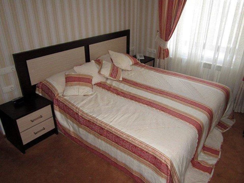 Doppelbett mit Häkel-Tagesdecke Hotel Kleopatra VIP