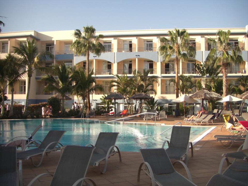 Vom Pool in Richtung 3 stöckiges Gebäude IFA Altamarena by Lopesan Hotels
