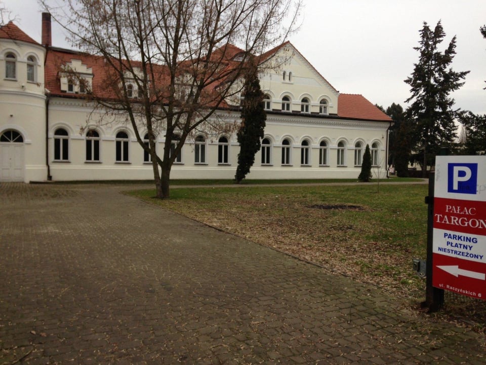 Widok boczny z parkingu Łazienki II Resort Medical & Spa