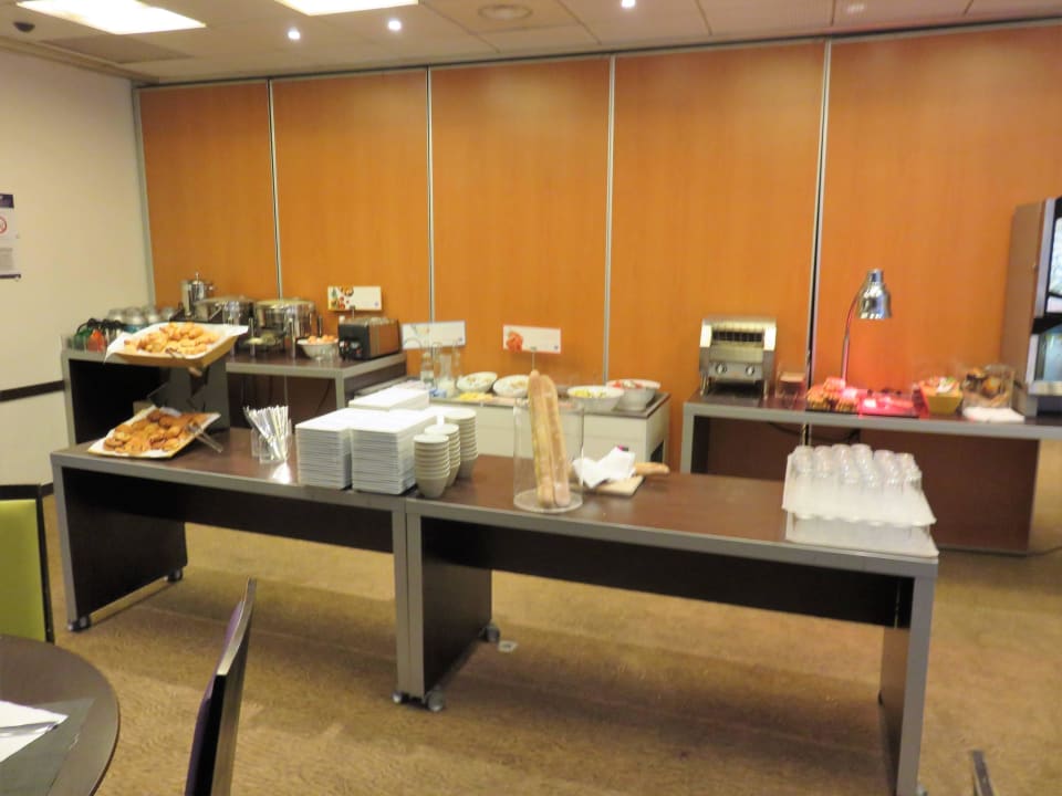 Bescheidenes Frühstücksbüffet für € 16.- Hotel Novotel Genève Aéroport France
