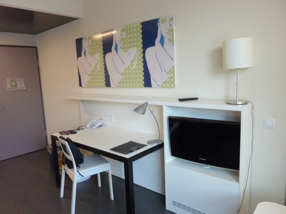 Schreibtisch und LCD-TV harry's home Dornbirn