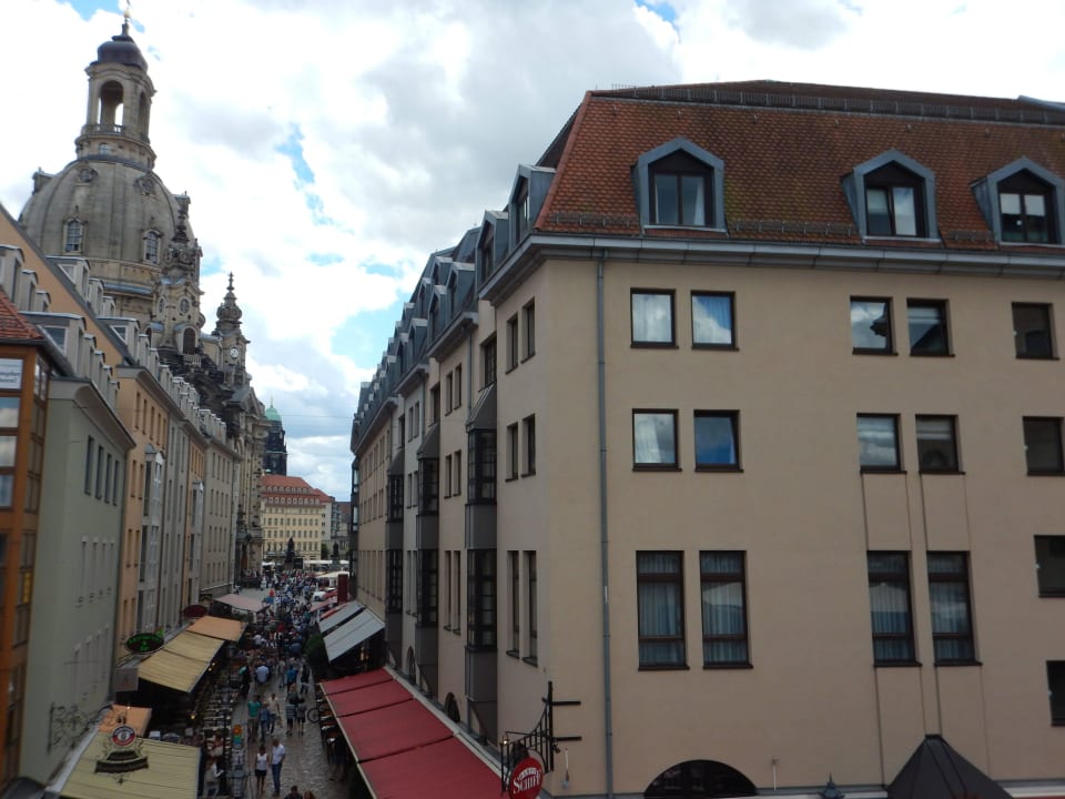 Aussen von den Terrassen aus gesehen Hilton Dresden