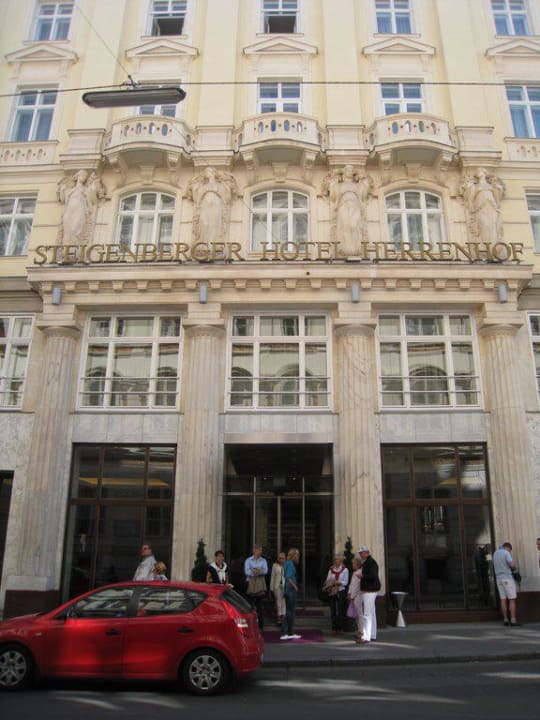 Haupteingang Steigenberger Hotel Herrenhof