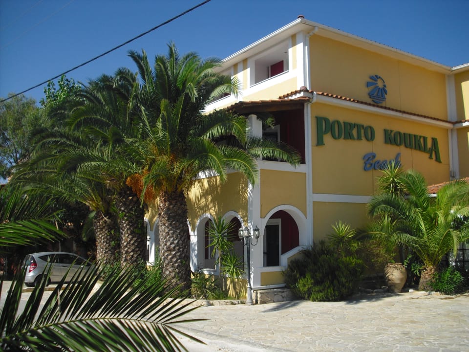 Hotelansicht von der Straße Porto Koukla Beach