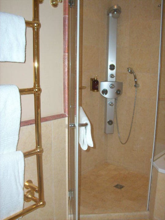 Dusche und Badewanne Boatman's Cabin Zi. 2015 Hotel Yachthafenresidenz Hohe Düne