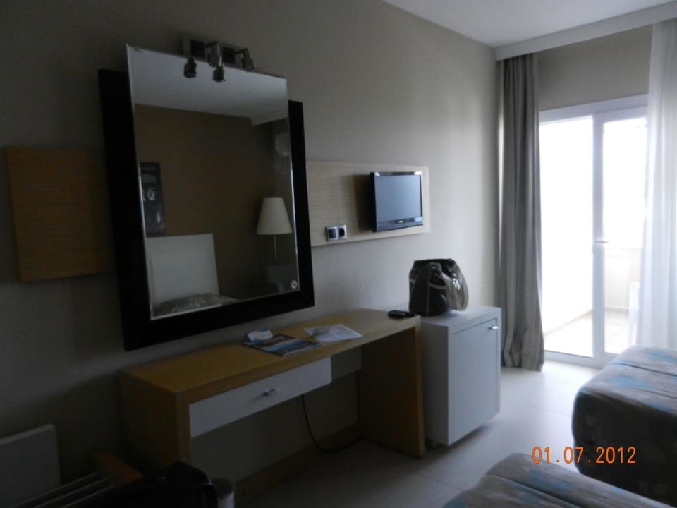 Speigelkommode mit TV rechts Hotel Ephesia