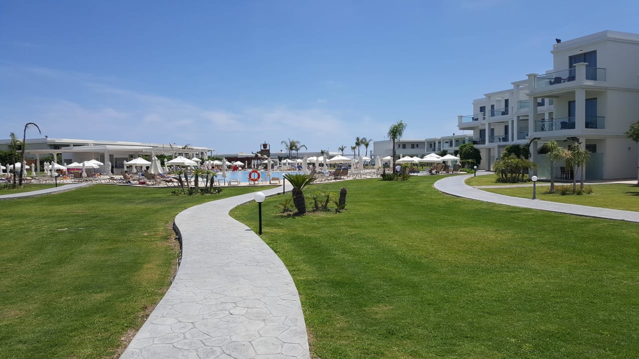 Weg zum Pool Asterias Beach Resort