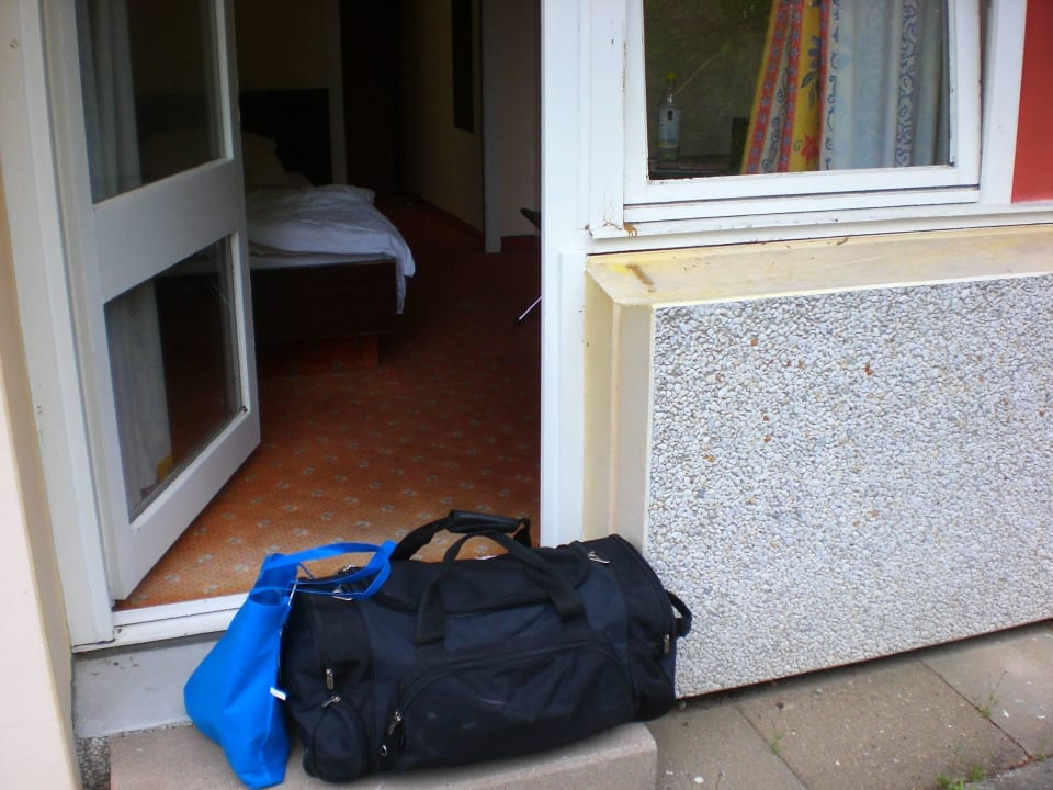 Parkplatzugang direkt aus dem Zimmer  Berghotel Hamburg Blick