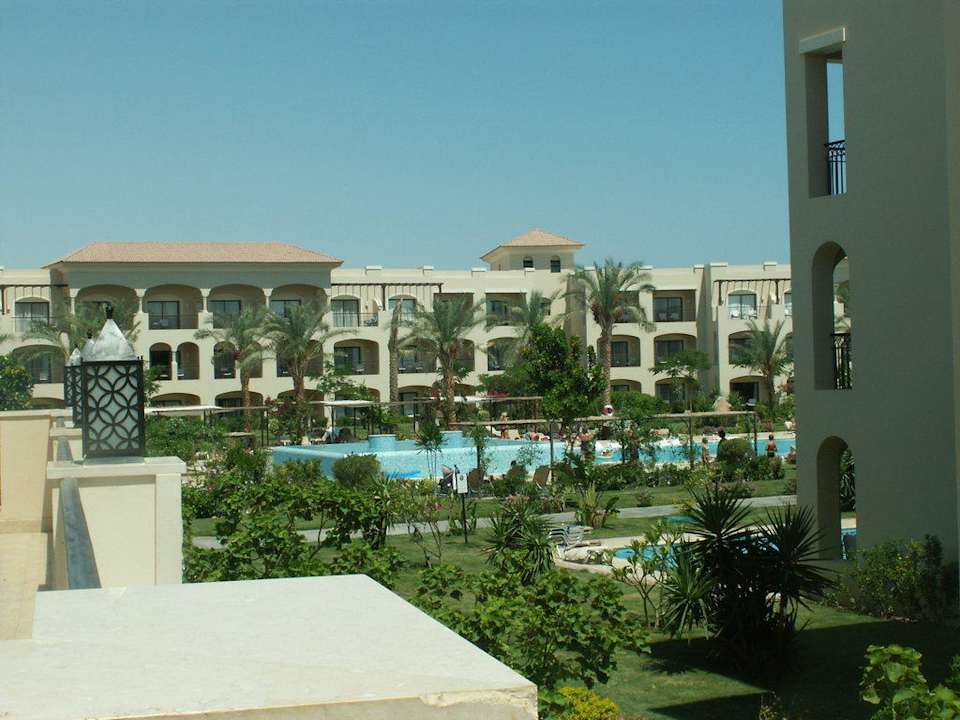 Widok na budynki i baseny JAZ Aquamarine Resort