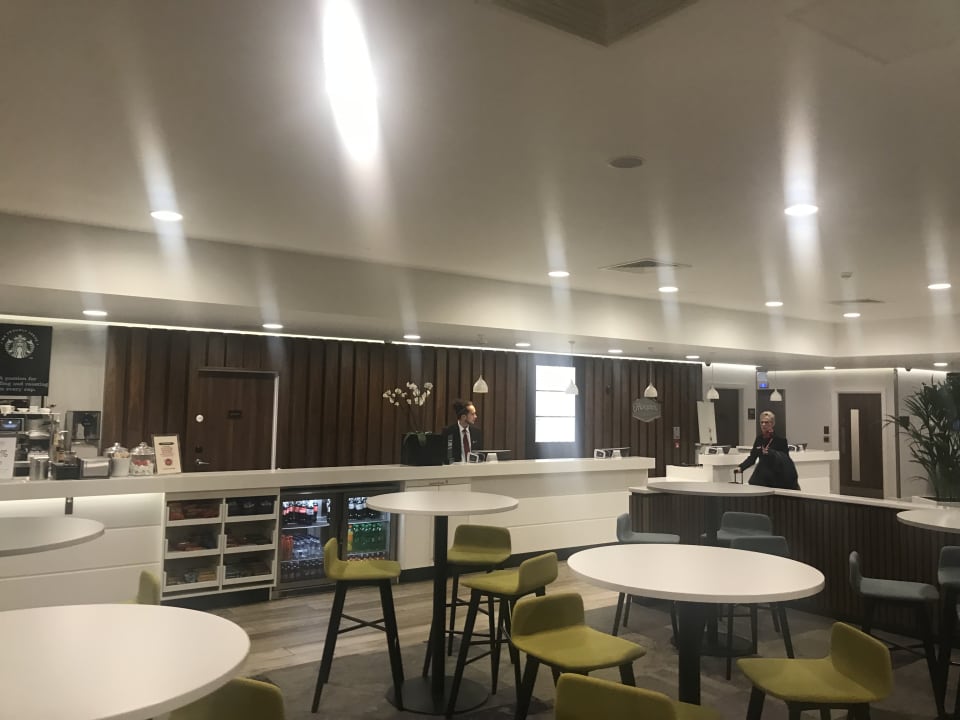 Lobby Hampton By Hilton London Stansted Airport