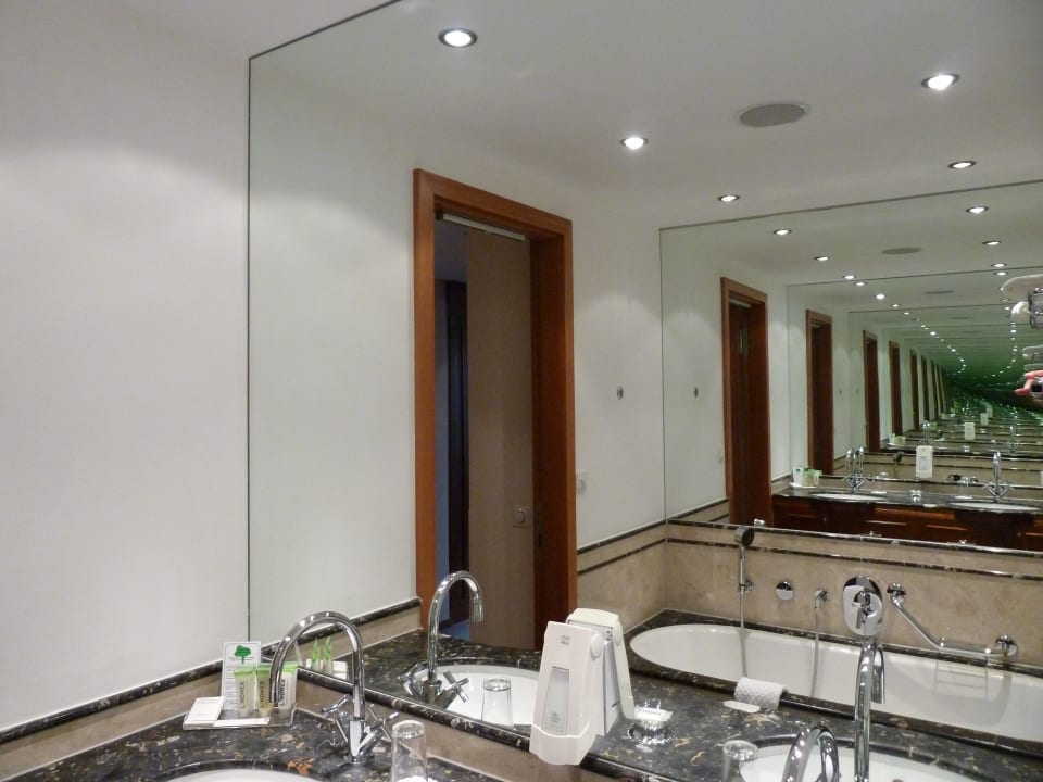 First Class Bad Lindner Hotel Frankfurt Main Plaza, part of JdV by Hyatt