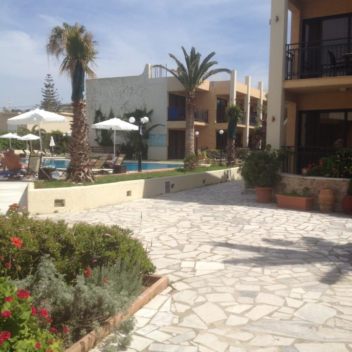 Blick vom Innenhof auf Pool Hotel Atlantis Beach