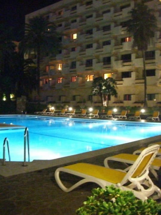 Der Pool mit einem Hotelgebäude bei Nacht BLUESEA Al Andalus