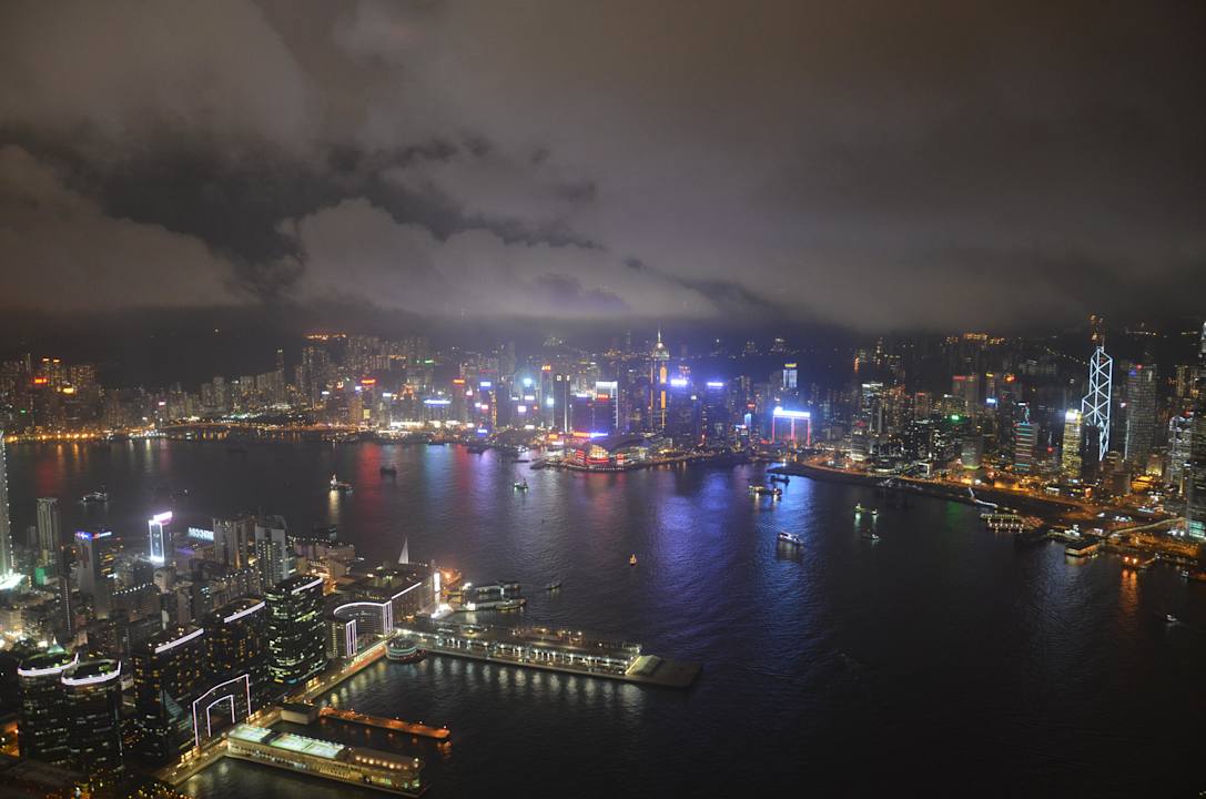 Nächtliches Hongkong vom Zimmer aus Hotel The Ritz-Carlton Hongkong