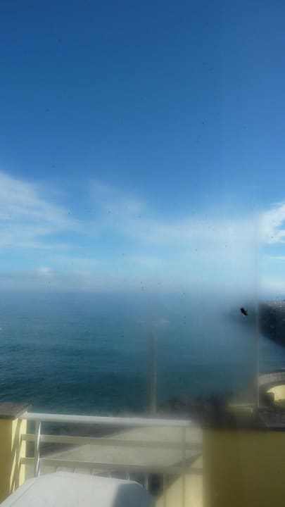 Durchblick durch ein Zimmerfenster leider liegend Vinha d’Areia Beach Hotel