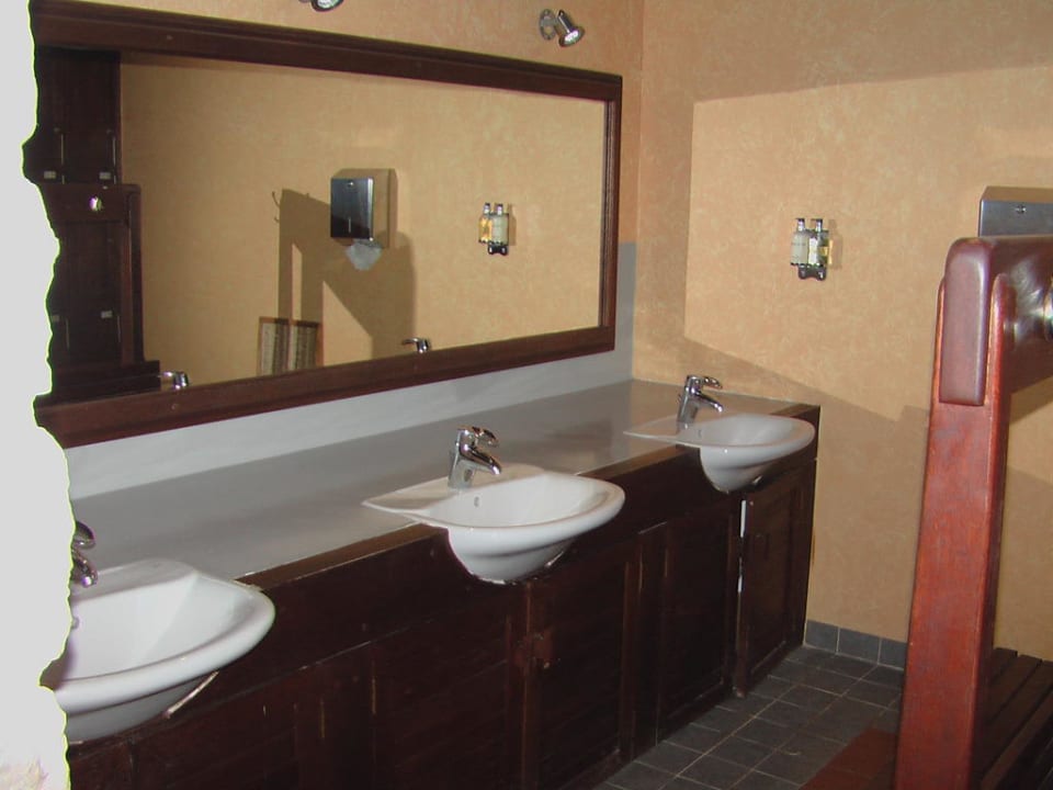 WC am Strand Hotel Le Meridien Al Aqah Beach Resort