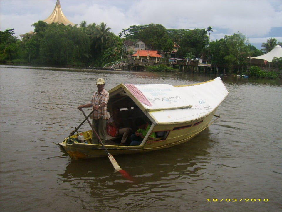 Mit der Dschunke über den Fluss Hilton Kuching