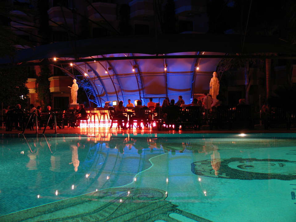 Barbereich am Pool bei Dunkelheit Hotel Yetkin