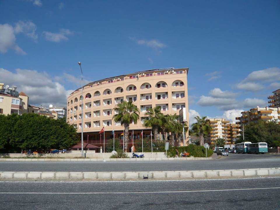 Blick vom Strand auf das Hotel Doris Aytur Hotel