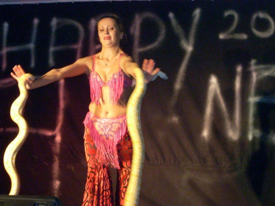 Silvester Abend Show Slangenfrau Hane Family Resort