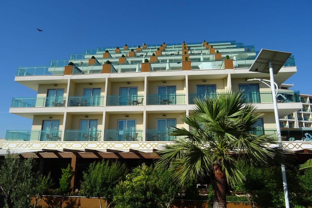 Seitenflügel wie ein Heck vom Kreuzfahrtschiff Alan Xafira Deluxe Resort & Spa