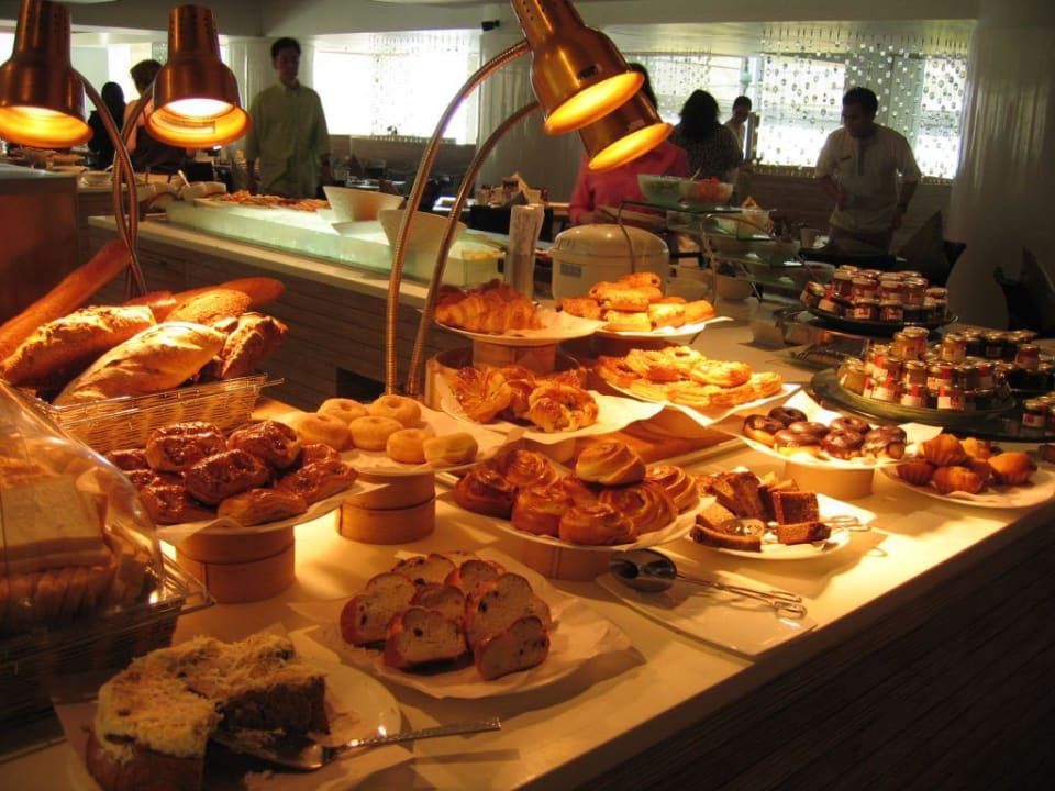 Kuchen und andere süsse Sachen beim Frühstücksbuffet Hotel The Westin Langkawi Resort & Spa