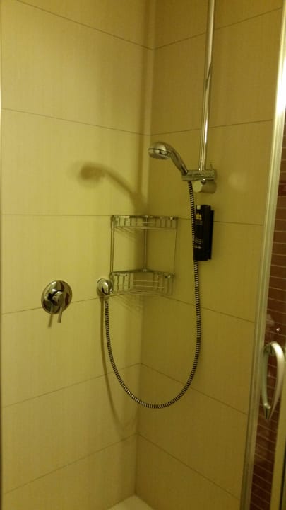Dusche im Badezimmer Hotel Santo