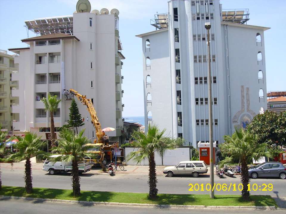 Gegenüber vom Hotel Tac Premier Hotel & Spa