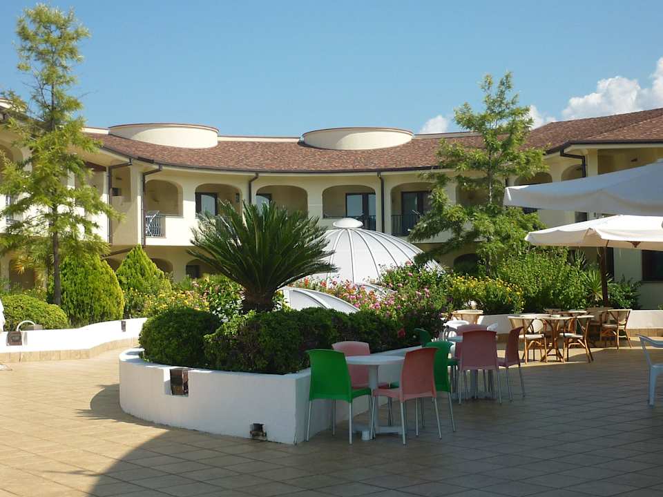 Vor dem Restaurant Hotel Resort Lido Degli Aranci