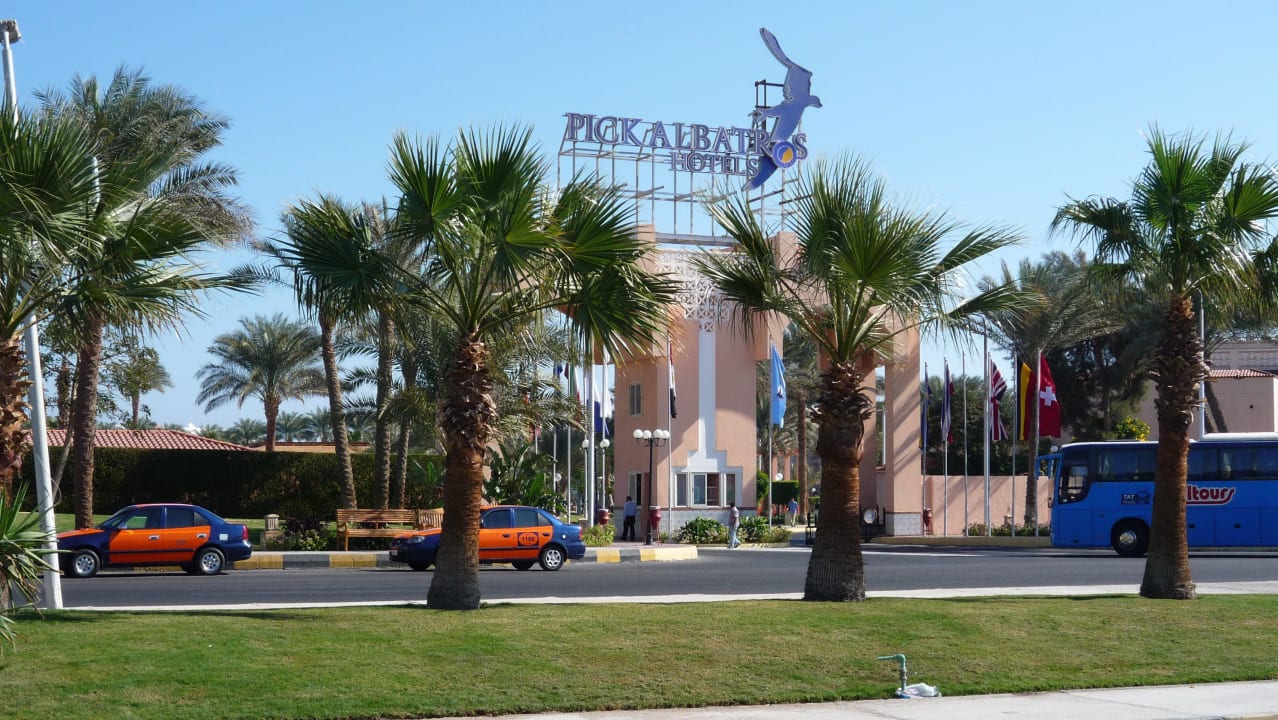 Das Tor zum Hotel Beach Albatros Resort